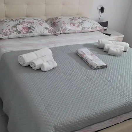 Lovely House 4*